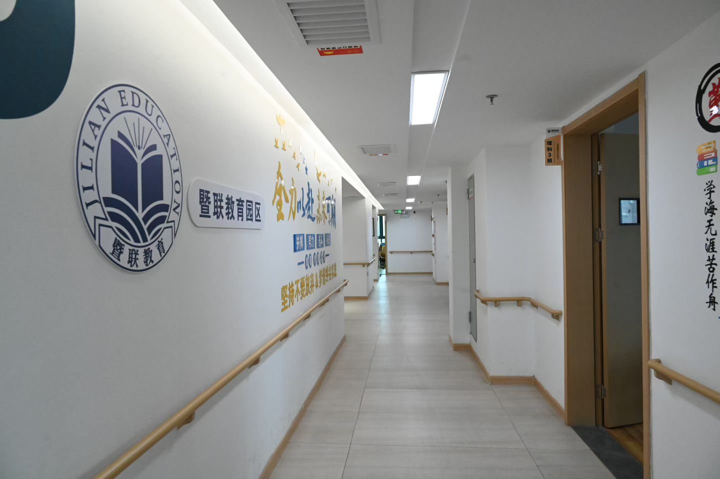 暨港教育教学区走廊
